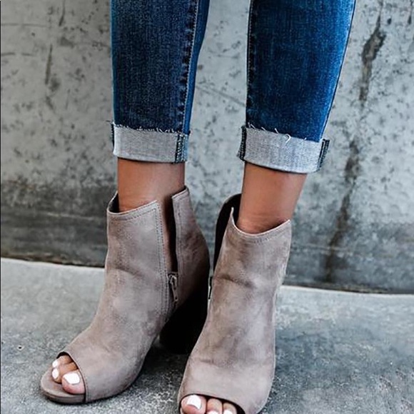 SALE! Distressed Denim Skinny Jeans - Picture 3 of 8